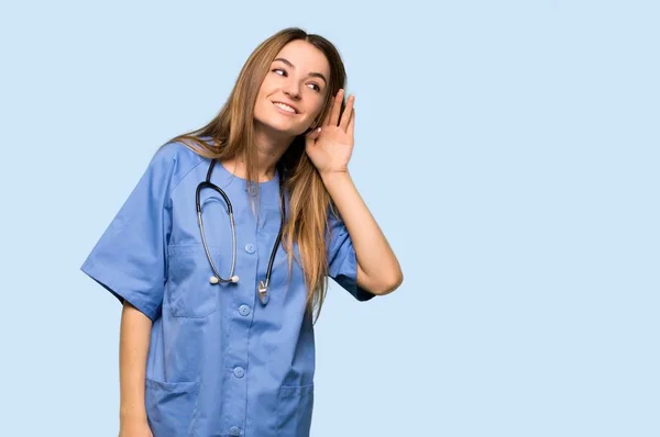 Jonge Verpleegster Luisteren Naar Iets Door Het Leggen Van Hand — Stockfoto