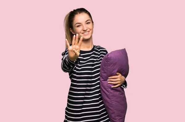 Красивая Женщина Пижаме Счастлива Считает Четверых Пальцами Изолированном Розовом Фоне — стоковое фото