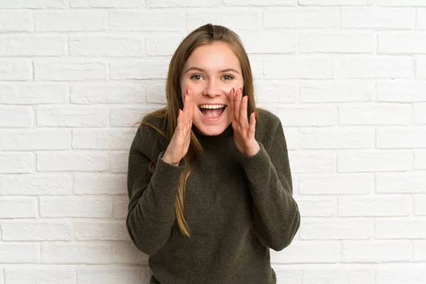 Mujer Joven Sobre Pared Ladrillo Blanco Gritando Con Boca Abierta — Foto de Stock