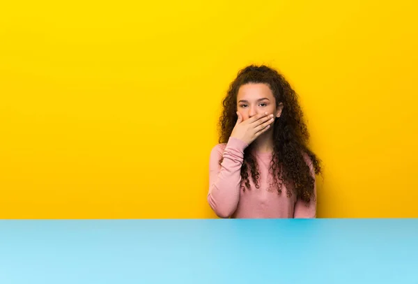 Adolescente Chica Cubriendo Boca Con Las Manos —  Fotos de Stock