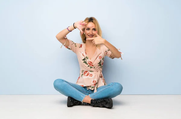 Young Blonde Woman Sitting Floor Focusing Face Framing Symbol — 스톡 사진