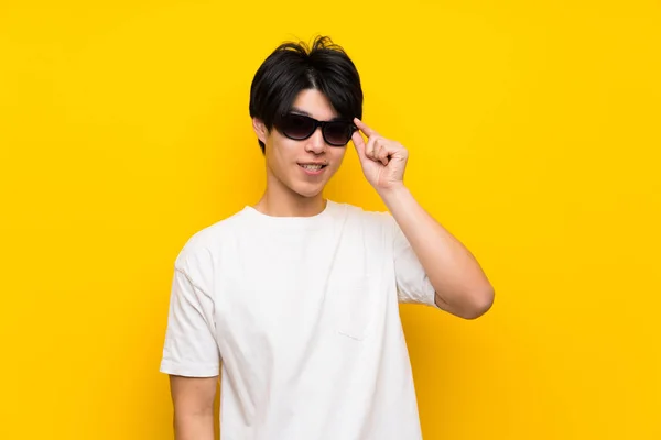 Asiático Hombre Sobre Aislado Amarillo Pared Con Gafas Sorprendido — Foto de Stock