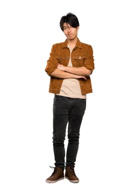 Izole beyaz arka plan üzerinde üzgün duygu kahverengi ceketli Asyalı bir adamın tam uzunlukta bir çekim