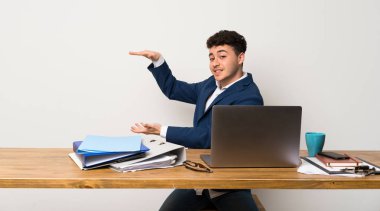 Reklam eklemek için copyspace tutan bir ofisteki iş adamı