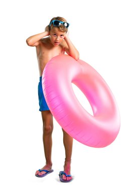 Yaz tatilinde izole beyaz arka plan üzerinde elleri ile her iki kulağı kapsayan Çocuk tam uzunlukta bir çekim