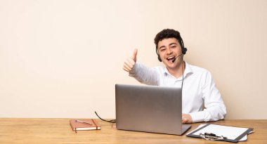 İyi bir şey oldu çünkü başparmak ile Telemarketer adam