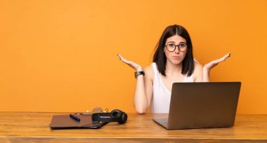 İş kadını bir ofiste el kaldırırken şüpheleri olan