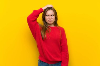 Sarı duvarın kafa çizilmemesi süre şüpheleri üzerinden genç kadın