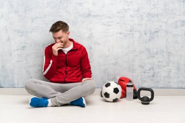 Redhead spor adam çok gülümsüyor
