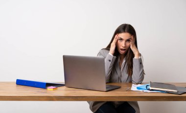 İş kadını sürpriz ifade ile bir ofiste