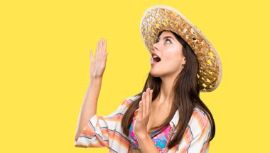 Yaz tatilinde genç kız gergin ve izole sarı arka plan üzerinde korkmuş