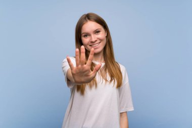 Mavi duvarın üstünde beş parmaklı genç bir kadın var.