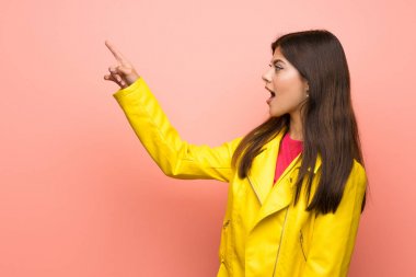 Pembe duvar uzağa işaret üzerine genç kız