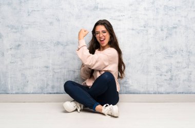 Güçlü jest yapıyor bir masada okuyan genç öğrenci kız