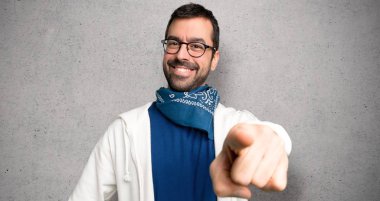 Dokulu duvarın üzerinden kendine güvenen bir ifade ile size gözlük puan parmak ile yakışıklı adam