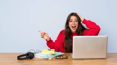 Bir masada okuyan genç öğrenci kız şaşırttı ve yan parmak işaret