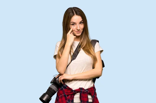Joven Fotógrafa Mirando Frente Sobre Fondo Azul Aislado —  Fotos de Stock