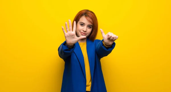 Young Redhead Woman Trench Coat Counting Six Fingers — Stock Photo, Image