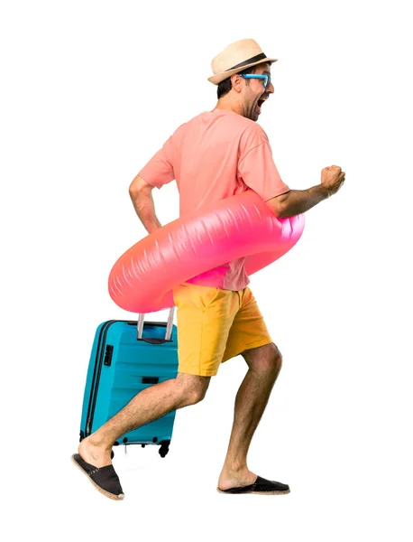 Ganzkörper-Mann mit Hut und Sonnenbrille im Sommerurlaub — Stockfoto