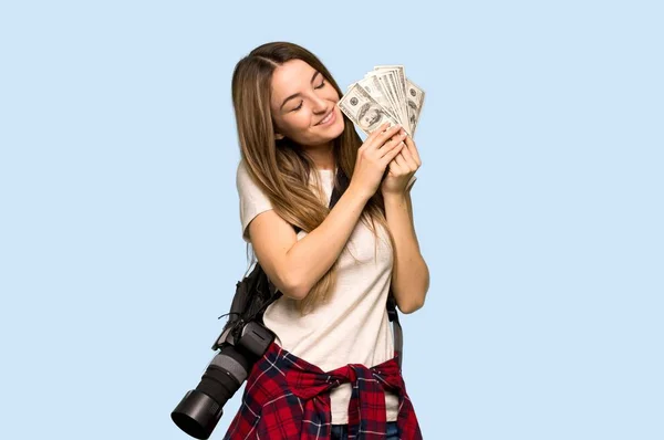 Mladý Fotograf Žena Brát Spoustu Peněz Izolované Modré Pozadí — Stock fotografie