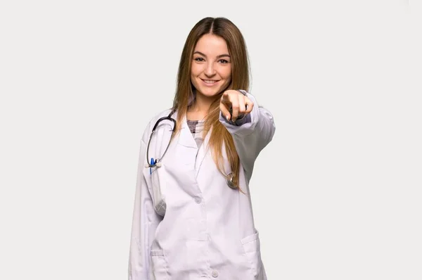 Joven Doctora Señala Con Dedo Con Una Expresión Segura Sobre — Foto de Stock