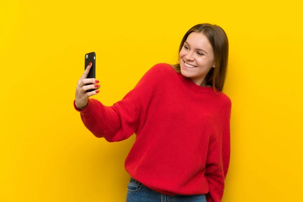 Junge Frau Über Gelbe Wand Macht Ein Selfie — Stockfoto