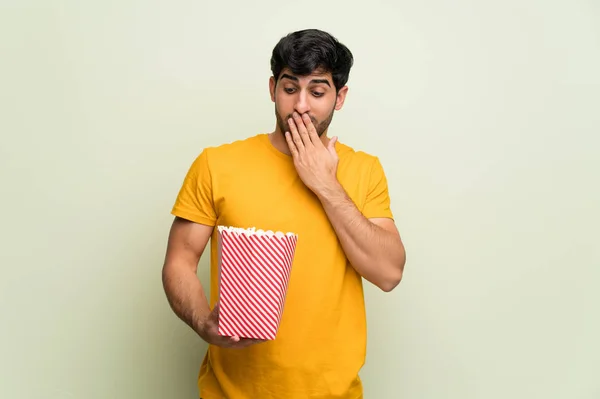 Mladý Muž Přes Růžovou Zeď Překvapeně Žrát Popcornů — Stock fotografie