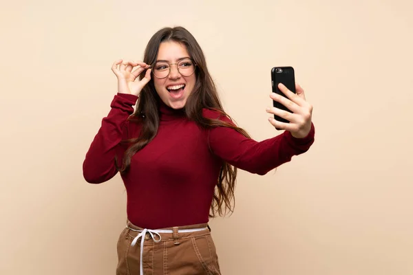 Teenager Mädchen Mit Brille Macht Ein Selfie — Stockfoto