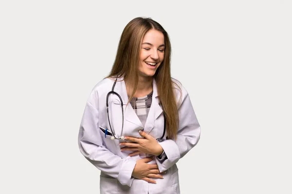 Joven Doctora Sonriendo Mucho Mientras Pone Las Manos Pecho Sobre — Foto de Stock