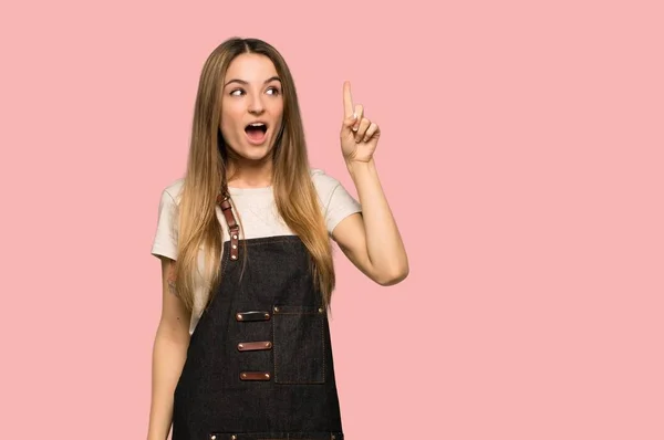 Young Woman Apron Intending Realizes Solution While Lifting Finger Isolated — Stok fotoğraf