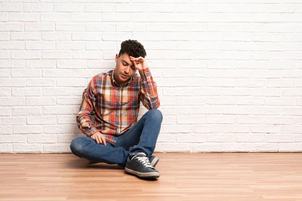 Mladý Muž Sedící Podlaze Unavené Zvrácený Výrazem — Stock fotografie