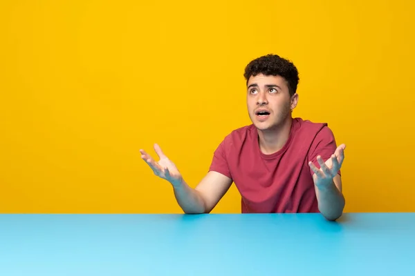 Jeune Homme Avec Mur Coloré Table Frustré Par Une Mauvaise — Photo