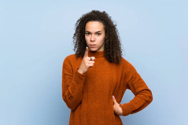 Femme Dominicaine Aux Cheveux Bouclés Frustrés Pointant Vers Avant — Photo