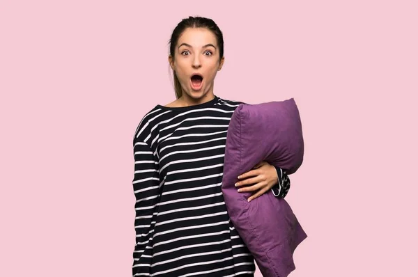 Красивая Женщина Пижаме Удивлением Шокированным Выражением Лица Изолированном Розовом Фоне — стоковое фото