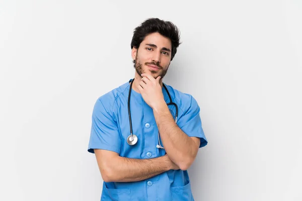 Chirurg Lékař Muž Izolované Bílé Zdi Směje — Stock fotografie