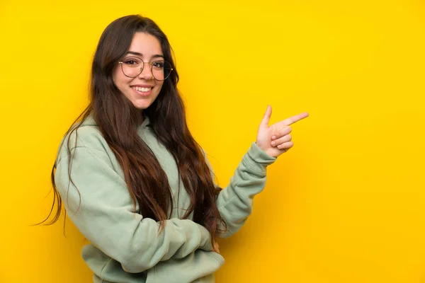 Tiener Meisje Met Sweatshirt Wijzende Vinger Aan Zijkant — Stockfoto