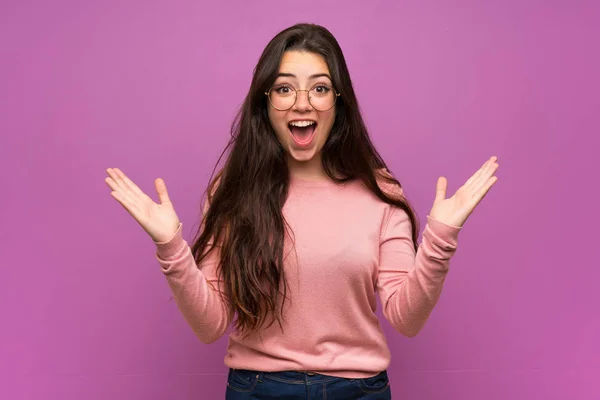 Chica Adolescente Sobre Pared Púrpura Con Expresión Facial Impactada —  Fotos de Stock