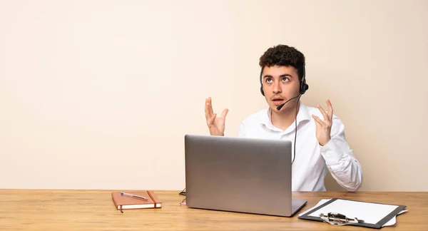Telefonförsäljare Man Frustrerad Dålig Situation — Stockfoto