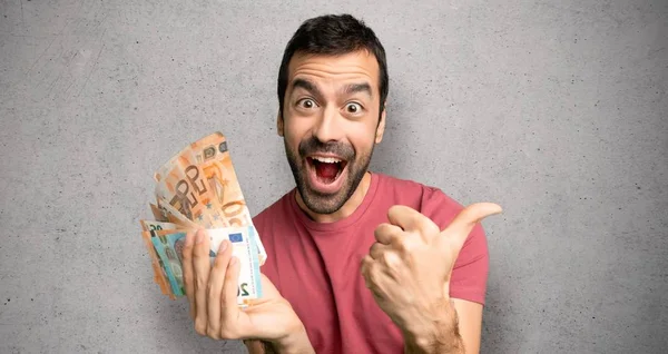 Hombre Tomando Montón Dinero Dando Gesto Pulgares Hacia Arriba Con — Foto de Stock