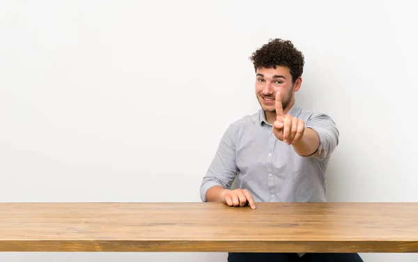 Jeune Homme Avec Une Table Montrant Levant Doigt — Photo