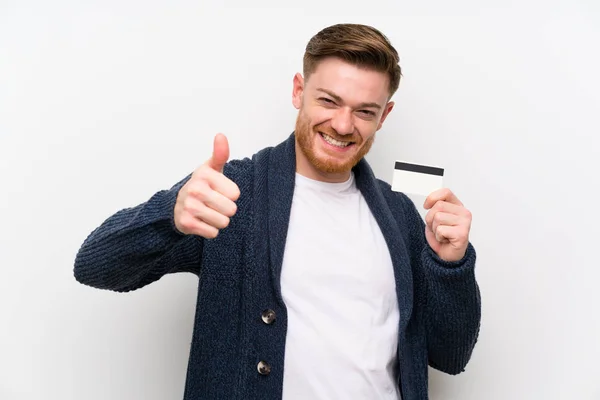 Redhead man innehar ett kreditkort — Stockfoto