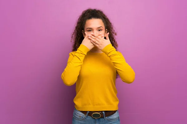 Adolescente Chica Sobre Púrpura Pared Cubriendo Boca Con Las Manos —  Fotos de Stock