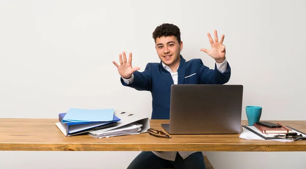 Adamı Bir Ofiste Parmakları Ile Dokuz Sayma — Stok fotoğraf