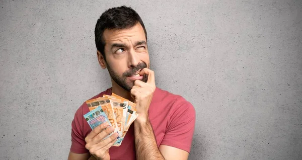 Hombre Tomando Montón Dinero Teniendo Dudas Mientras Mira Por Encima — Foto de Stock