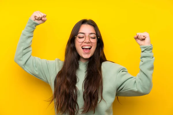 Bir Zafer Kutluyor Sweatshirt Ile Genç Kız — Stok fotoğraf