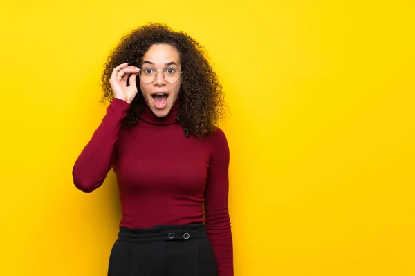 Mujer Dominicana Con Jersey Cuello Alto Con Gafas Sorprendida —  Fotos de Stock