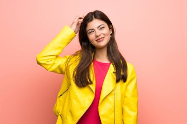 Genç kız pembe duvar kafa çizilmemesi süre şüpheleri üzerinde