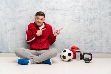 Redhead spor adam korkmuş ve yan işaret