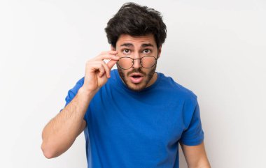 Gözlüklü yakışıklı adam