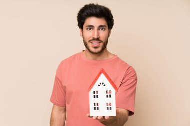 Yakışıklı adam küçük bir ev tutarak